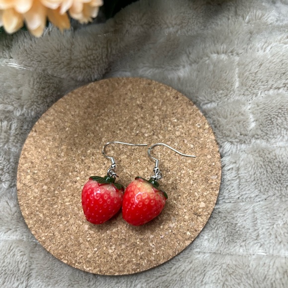 Strawberry Dangle Earrings🍓 - Picture 2 of 4